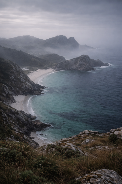Praia e ilhas enevoadas no Atlântico